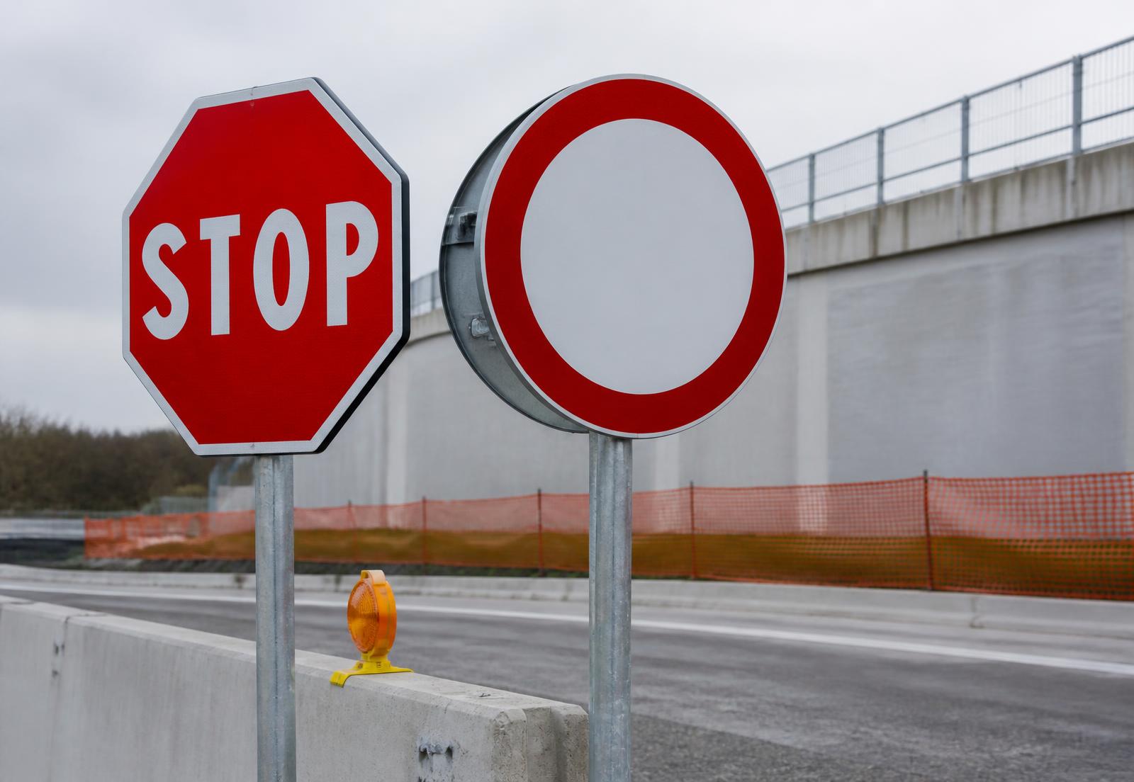 Segnali stradali STOP e divieto di transito nuovi, montati su pali zincati